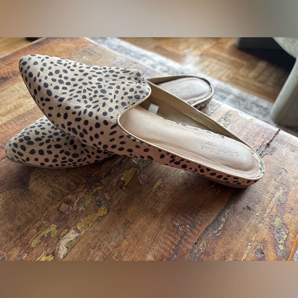 Universal threads Tan and Black Mules